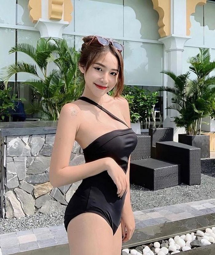 Không kém cạnh gì Thúy Hằng, Vân Anh cũng sở hữu vóc dáng nuột nà với số đo 83-67-87.