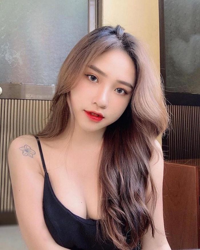 Bên cạnh Thúy Hằng, thế hệ hot girl 10x còn biết đến nhiều với cái tên Vân Anh (19 tuổi, quê Buôn Ma Thuột). Cô nàng cũng là nữ sinh viên ngành Quản trị khách sạn, trường Đại học Hutech, TP.HCM.