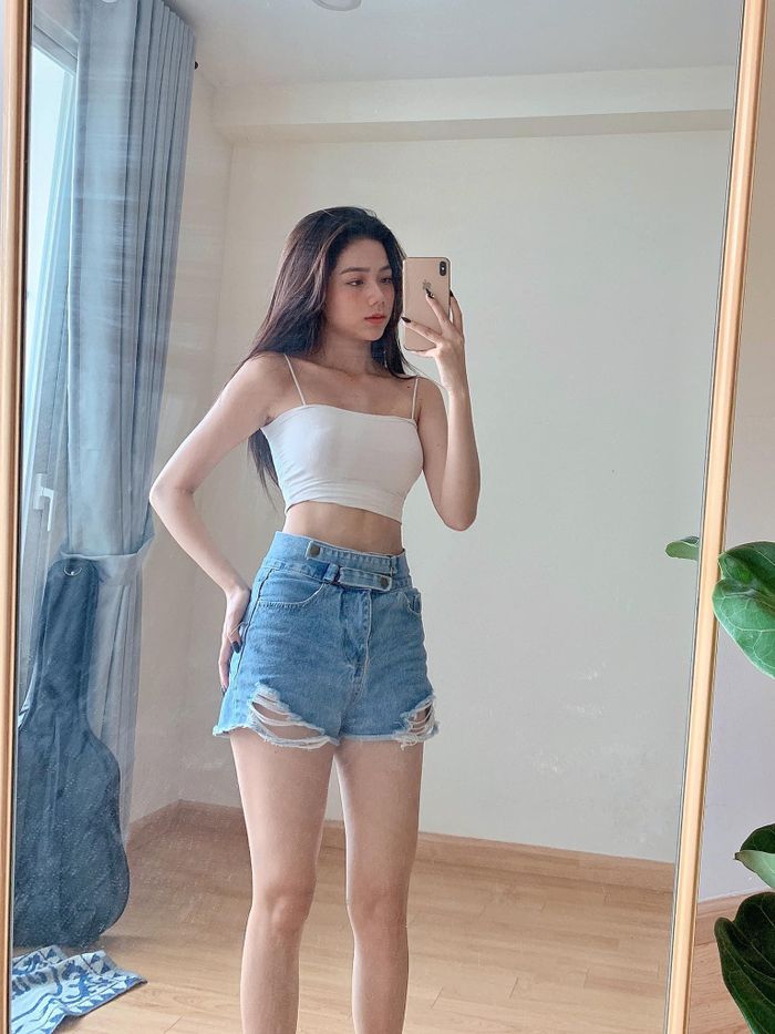 Đa số những shoot hình đăng tải trên trang cá nhân của gái xinh Việt này đều thể hiện nét đẹp quyến rũ hiếm có.