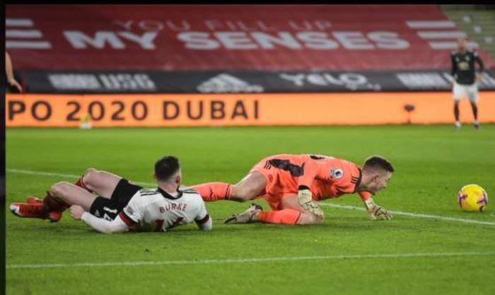 Dean Henderson mắc lỗi khiến Man Utd thủng lưới sớm.