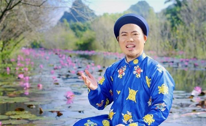 Cách đây 10 năm, anh song ca 'Thuyền hoa' cùng ca sĩ Kim Tiểu Phương. Bài hát trở thành hit thời bấy giờ và được sử dụng rộng rãi trong các đám cưới cho đến hiện tại. Thời đó, công nghệ quay phim và in băng đĩa còn chưa tốt nên Vượng Râu quyết định sản xuất lại với chất lượng 4K.