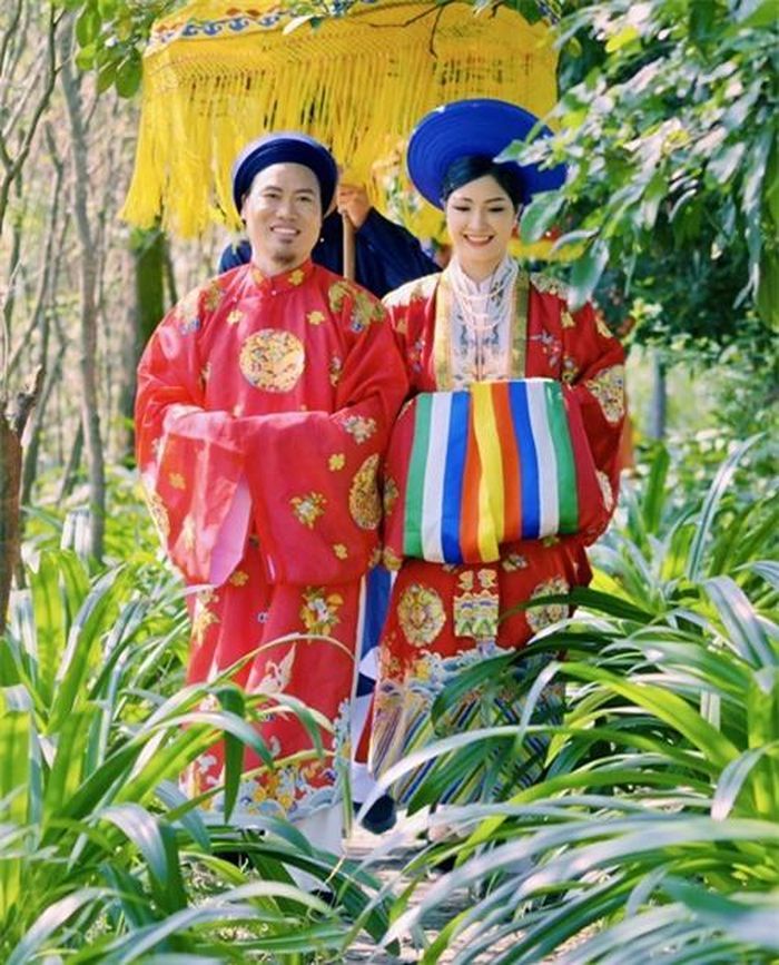 Vượng Râu và vợ - chị Thu Hiền - vào vai đôi tân lang, tân nương đang ngập tràn hạnh phúc trong ngày hỉ. Chị Hiền mới sinh đôi con trai cách đây chưa lâu đã nhanh chóng lấy lại vóc dáng, nhan sắc càng thêm mặn mà.