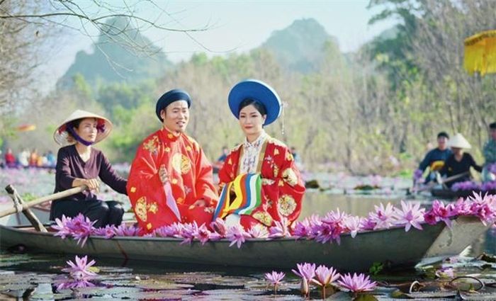 MV được thực hiện trong bối cảnh đẹp ở chùa Hương, Hà Nội. Giữa mùa súng nở rộ, chiếc thuyền của nam danh hài chở vợ lướt nhẹ trên dòng sông đầy hoa.