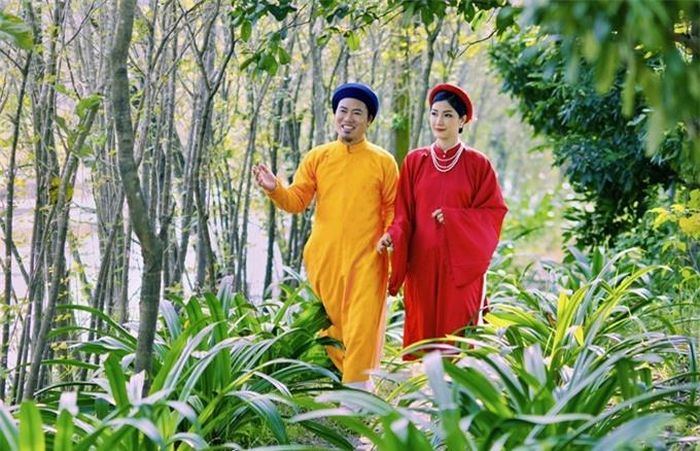 Để có được những thước phim mãn nhãn, nghệ sĩ Vượng Râu cùng êkíp đã đi tiền trạm chọn cảnh trước 4 tháng. Mỗi góc quay được ngắm nghía, đo ni đóng giày cho MV 'Thuyền hoa'.