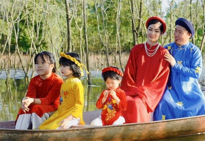 Lần đầu tiên, ba con gái của Vượng Râu tham gia MV cùng bố mẹ.