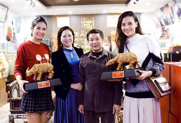 Trong chuyến khám phá làng gốm Bát Tràng, Ngọc Hân đã dẫn bé Cherry cùng gia đình bạn thân đến thăm xưởng của nghệ nhân Trần Độ. Ngọc Hân và Hồng Quế vốn thân thiết từ khi còn là những cô người mẫu tuổi teen. Khi Hồng Quế gặp nhiều biến cố trong cuộc sống và quyết định làm mẹ đơn thân, Ngọc Hân cũng là người ở bên quan tâm, chia sẻ.