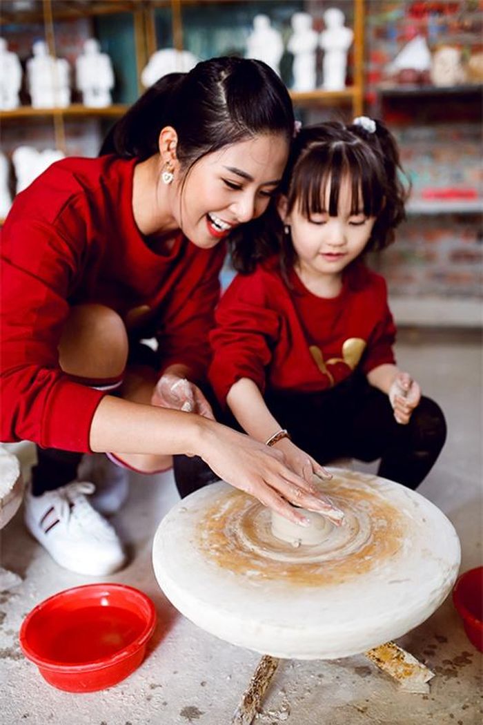 Cô bé còn tự tay ngồi nặn chiếc bát với sự hướng dẫn của mẹ Hân, bà ngoại.