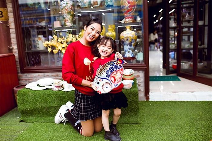 Bé Cherry tỏ ra thích thú trước những món đồ gốm nhiều màu sắc. Cô nhóc quấn quýt không rời bên mẹ đỡ đầu Ngọc Hân và không hề mệt mỏi.