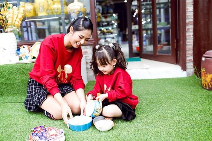 Nói về con gái đỡ đầu, hoa hậu tâm sự: "Mặc dù tôi và Cherry gặp nhau không thường xuyên, cô bé luôn gọi ‘mẹ Hân’ mỗi khi thấy tôi trên tivi hoặc xem mạng xã hội. Cô nhóc xinh xắn, đáng yêu, lại khéo nịnh nên tôi luôn gọi Cherry là ‘con gái quốc dân’. Sau này lập gia đình, tôi cũng mong có một nàng công chúa thông minh, lanh lợi như Cherry vậy. Vị hôn phu của tôi cũng dành rất nhiều tình cảm cho cô nhóc".