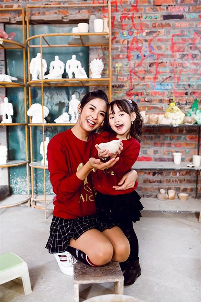 Cầm chiếc bát trên tay, Cherry vô cùng hào hứng và khoe rằng mỗi bữa sẽ ăn hết hai bát cơm. Ngọc Hân rất mong sẽ có nhiều dịp đưa Cherry đi khám phá thêm những điều thú vị khác mà cô nhóc chưa biết.
