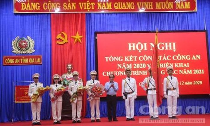 Thừa ủy quyền của Chủ tịch nước, Chủ tịch UBND tỉnh Gia Lai trao Huân chương Lao động hạng ba cho Phòng An ninh đối nội, Công an tỉnh Gia Lai