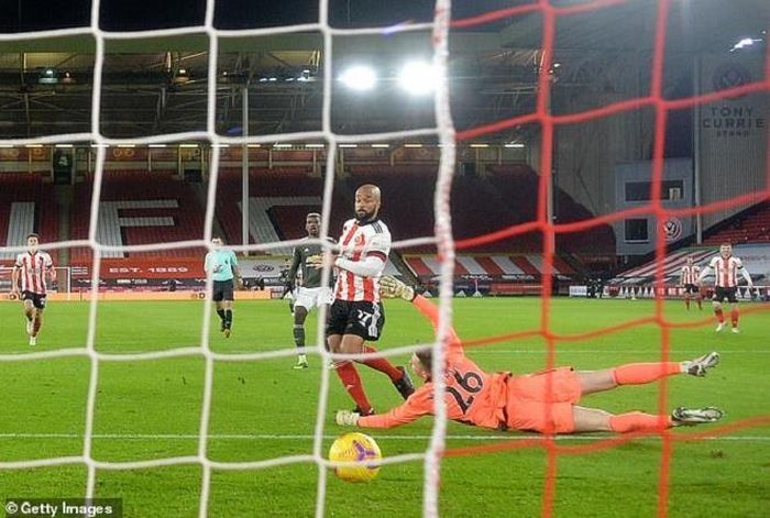 Dean Henderson mắc sai lầm.