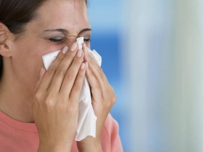 Chảy nước mũi: Chảy nước mũi cũng là một trong những dấu hiệu đầu tiên của cảm lạnh. Tình trạng này có thể kéo dài trong từ 2 đến 3 ngày có kèm thêm nghẹt mũi.