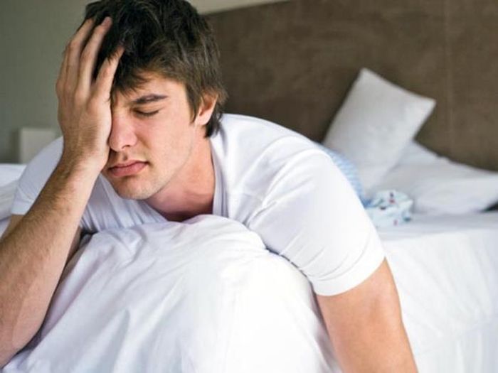 Đau đầu: Đau đầu nhẹ cũng là dấu hiệu ban đầu cảnh báo bạn đang bị cảm lạnh. Tình trạng này xảy ra khi khả năng miễn dịch của bạn rất thấp, tăng khả năng mắc các bệnh về nhiêm trùng gây đau đầu hoặc viêm xoang.