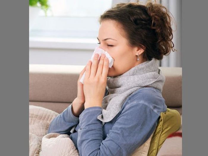 Hắt xì: Hắt xì kèm theo biểu hiện ho, ngứa họng và chảy nước mũi là những triệu chứng đầu tiên cảnh báo cảm lạnh. Vì vậy, bạn cần hết chú ý tới sức khỏe khi cơ thể có những dấu hiệu này.
