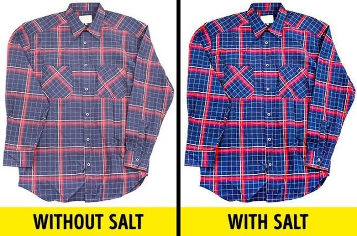 Sử dụng 1/2 cốc (150 g) muối trong quá trình giặt đồ. Ngoài việc giúp phục hồi màu sắc, nó cũng có thể giúp quần áo mới không bị phai màu ngay từ đầu. Bạn có thể thêm muối vào mỗi lần giặt nếu muốn. Muối ăn thông thường hoặc muối ngâm, muối siêu mịn có tác dụng tốt cho việc này nhưng tránh muối biển xay thô vì nó có thể sẽ không tan hết trong máy giặt. Muối cũng là một chất tẩy vết bẩn hiệu quả, đặc biệt với vết máu, nấm mốc và vết mồ hôi.