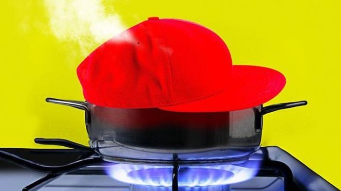 Lấy một chảo nhỏ và cho nước vào đun sôi. Để lửa nhỏ và đặt mũ lên trên chảo. Hơi nước sẽ dần dần duỗi thẳng các nếp gấp và trả về hình dạng của chiếc mũ.