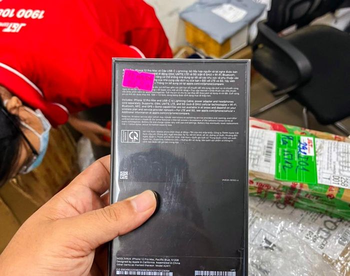 Hộp đựng iPhone 12 Pro Max khi khách hàng đến J&T Express gửi. Ảnh: N. Anh.
