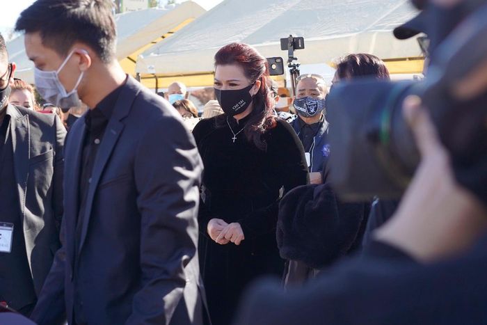 Ca sĩ Phương Loan lặng lẽ nhìn linh cữu được di chuyển vào lễ đường. Trước đó, bà xã Chí Tài thông báo lễ tang không nhận vòng hoa. Thay vào đó, mọi người có thể gửi tiền phúng điếu vào quỹ từ thiện mang tên Chí Tài để ủng hộ đồng bào miền Trung bị lũ lụt. 