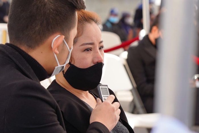  Thúy Nga là một trong những nghệ sĩ đến sớm tiễn đưa đàn anh. Nữ diễn viên cho biết cô đi diễn nhiều năm với đàn anh, cả hai luôn vui vẻ, kết hợp ăn ý. Thúy Nga tâm sự khi xem lại các video hài anh em diễn chung, cô vẫn không thể tin nghệ sĩ Chí Tài qua đời. "Anh ra đi thanh thản nhé. Mọi người luôn nhớ đến anh. Em thắp nén hương tiễn biệt người anh hiền lành, vui tính và đáng kính", nữ diễn viên hài nói. 