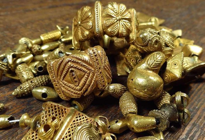  Trong quá khứ, Ashanti từng là vương quốc hùng mạnh bậc nhất Tây Phi. Nguồn vàng tự nhiên khổng lồ đem lại sự giàu có và sức mạnh cho đế chế này. Theo nhiều tài liệu, người Ashanti cổ dùng bụi vàng như loại tiền tệ. Các loại đồ vật bằng vàng khác được xem như biểu tượng của quyền lực, vị thế trong xã hội. Ảnh: Pinterest. 