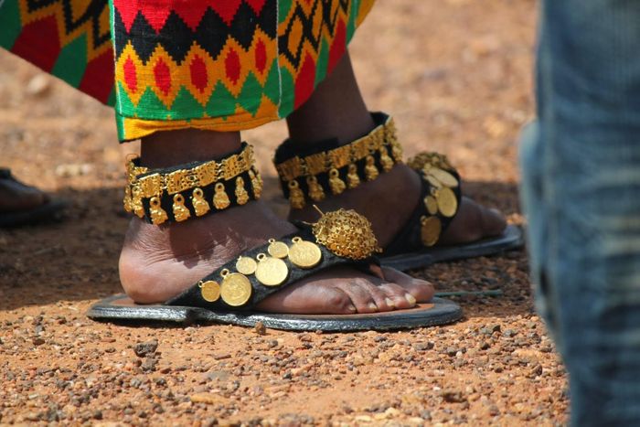  Theo Ethnic Jewels Magazine, những người Ashanti có địa vị cao dùng rất nhiều vàng để làm đồ trang sức. Các món phổ biến có thể kể đến như vòng tay, vòng chân, nhẫn, chuỗi hạt, mũ, tẩu thuốc, vũ khí, đồ làm lễ hay cả... dép sandal. Ảnh: Local Moda. 