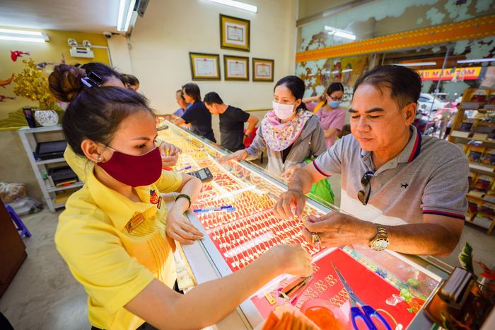  Do vẫn đắt hơn giá vàng thế giới gần 3 triệu đồng/lượng, vàng trong nước có tuần biến động thấp hơn thế giới. Ảnh: Chí Hùng. 
