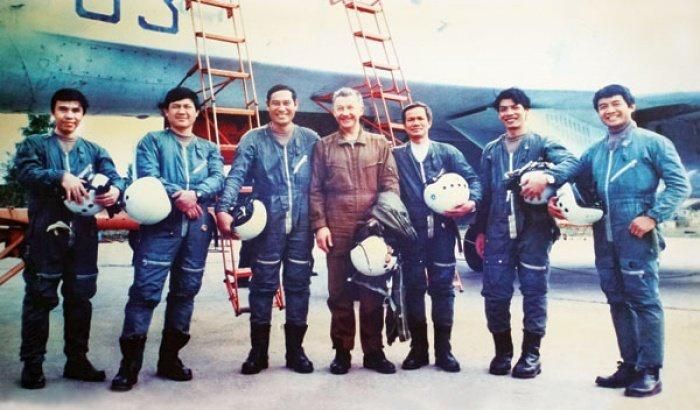 Trung tướng Nguyễn Đức Soát (thứ ba từ trái sang) cùng các phi công tiêm kích Su-27 đầu tiên của Việt Nam. Nguồn ảnh: Petrotimes/Cục Chính trị Quân chủng Phòng không - Không quân.