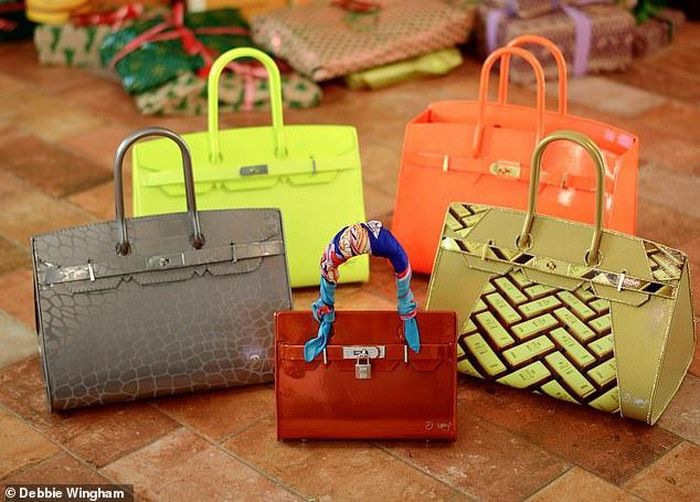  Dù không phải đến từ Hermès, loạt túi Birkin được đúc từ kim loại tái chế của Debbie vẫn có giá tới 13.000-135.000 USD. Chúng có giá thành cao là bởi sự tinh xảo trong chế tác cũng như có nhiều chi tiết nạm vàng, kim cương. Ảnh: @debbie_wingham. 
