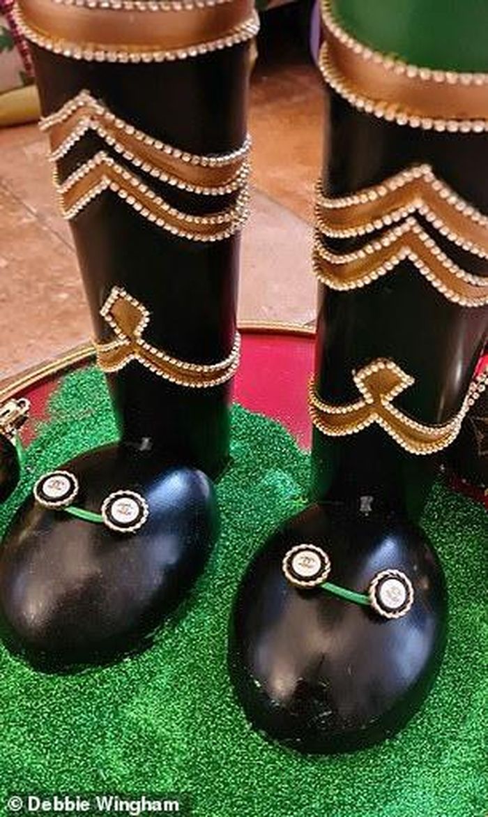 Mới đây, những món quà được đặt riêng cho dịp lễ Giáng sinh đến từ nhà thiết kế này tiếp tục khiến nhiều người trầm trồ. Chú lính đồ chơi đeo trống Louis Vuitton cao 1,5 m là đơn hàng từ một cặp vợ chồng người Nga. Cô tiết lộ trên trang cá nhân rằng món quà này mất 8 tháng gia công và có giá hơn 33.000 USD. Ảnh: @debbie_wingham.