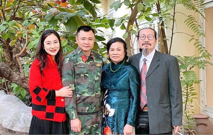 Vợ chồng Tự Long và bố mẹ
