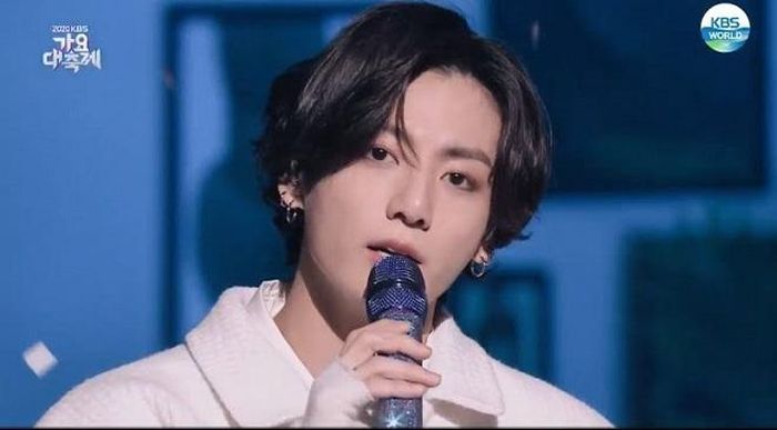 Jungkook thể hiện ca khúc "Life Goes On"
