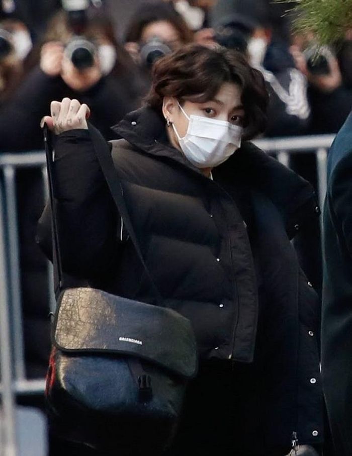 Jungkook trên đường tới sự kiện