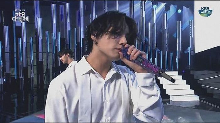 Jungkook thể hiện ca khúc "I NEED YOU"