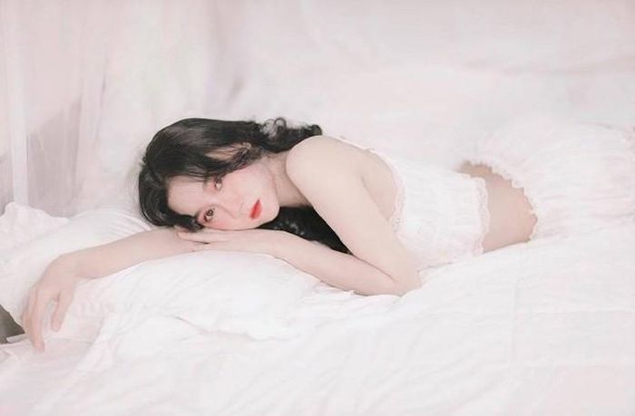 Cô được nhận xét là một cô gái tuổi trẻ tài cao, tự lập và bản lĩnh.