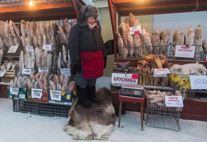  Mùa đông ở Yakutsk cực kỳ lạnh và dài, mùa hè ngắn và ấm, nhiệt độ đôi khi tăng trên 30°C. 