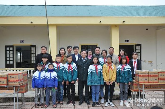 Đại diện Báo Thanh tra, UBND huyện Đô Lương và chính quyền, các nhà trường xã Trung Sơn tại buổi trao tặng quà. Ảnh: Xuân Thống