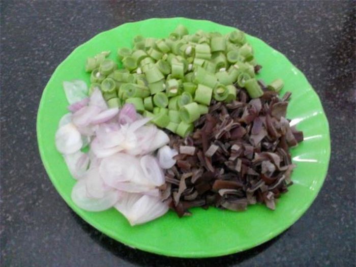 Đậu cô ve tước bỏ xơ, cắt hạt lựu. Tôm khô ngâm mềm. Nấm mèo ngâm mềm, cắt nhỏ. Hành lá phần đầu trắng băm nhỏ, phần lá cắt nhỏ. Ngò rí rửa sạch, để ráo.