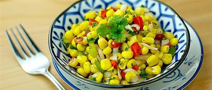 Cuối cùng, múc bắp xào ra đĩa, rắc ngò rí lên trên, dùng nóng. Nhìn món bắp xào ngũ sắc trông hấp dẫn chưa này hẳn bé nhà bạn sẽ rất thích nó đấy!