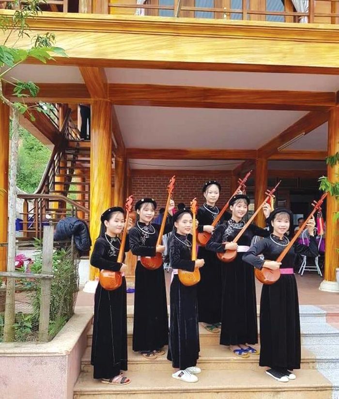 Đội văn nghệ của Homestay Thạch Hoa Viên ở tổ 3, thị trấn Na Hang.