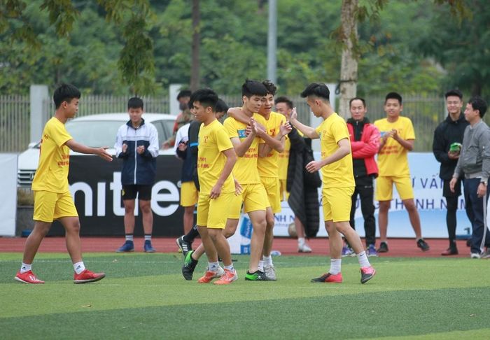 Còn đây là chiến thắng ấn tượng 5-1 của THPT Quang Trung (H.Đ) trước THPT Phùng Khắc Khoan (Đ.Đ)