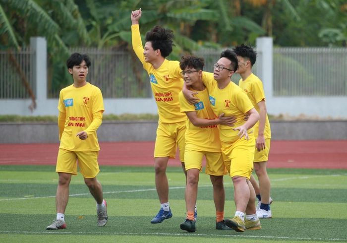 ... với 4 bàn được ghi, chia đều cho hai bên