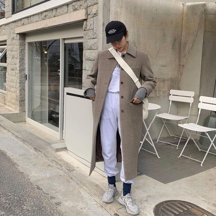 Một công thức phối đồ với sweatpants khác được nhiều người ưa chuộng là kết hợp với áo khoác dáng dài. Các món đồ thể thao như mũ bóng, giày thể thao và áo hoodie giúp tạo ra cái nhìn hài hòa. Ảnh: @ch_amii.