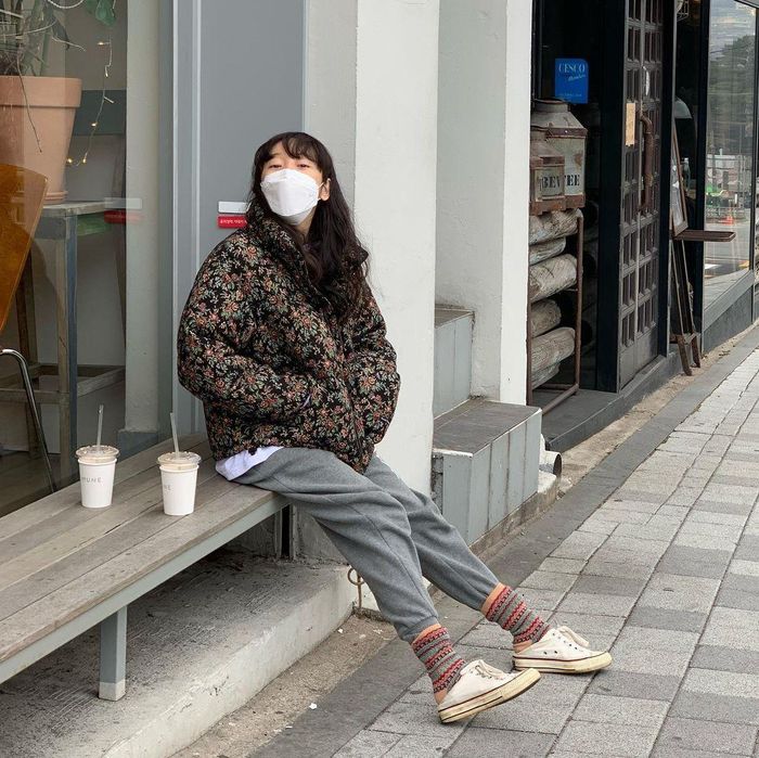 Diễn viên Soy Kim mang đến vẻ ngoài retro với áo liền quần họa tiết hoa cổ điển và tất sọc. Elle Korea nhận định điểm đáng chú ý là thiết kế như thể nó được lấy ra từ tủ quần áo. Ảnh: @soy_weird.