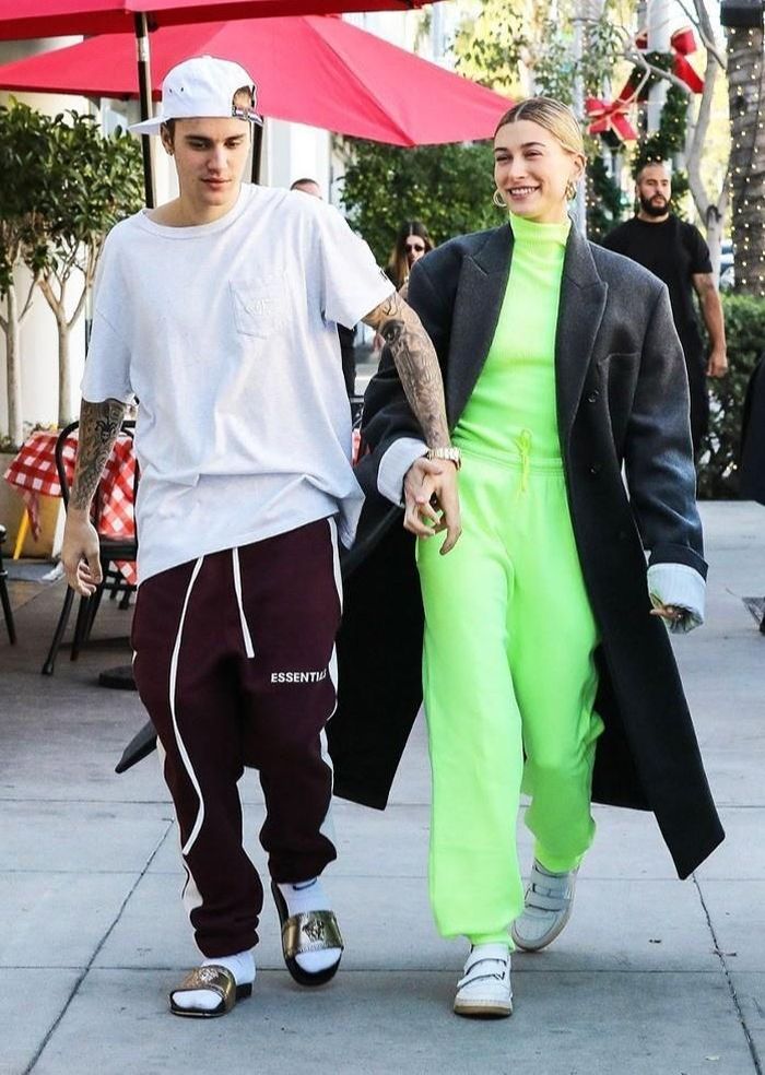 Một trong những ngôi sao chăm diện dáng quần thể thao này có thể kể đến Hailey Bieber. Cô nhiều lần được bắt gặp trên phố trong set đồ quần sweatpants với hoodie, sweater. Cô thường hoàn thiện cùng mẫu áo khoác dạ dáng dài và dùng thêm phụ kiện, đem đến hình ảnh cá tính, năng động. Ảnh: Yahoo, Pinterest.