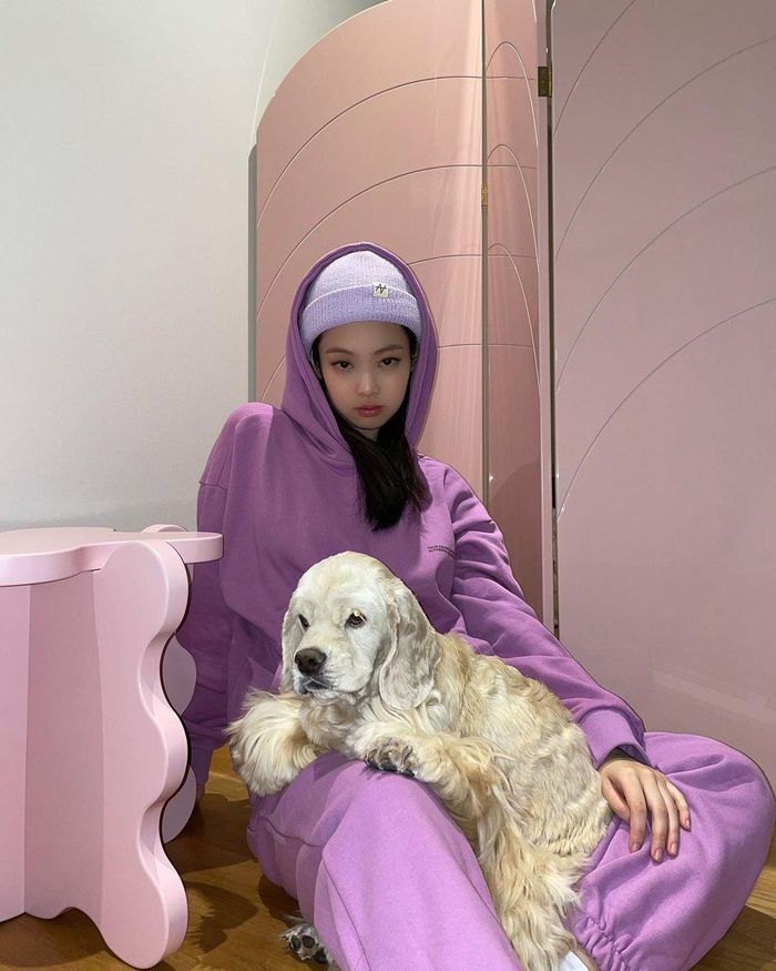 Nếu bạn muốn trông thời thượng, bạn có thể kết hợp quần sweatpants với áo hoodie cùng màu giống Jennie hay áo sweater như cựu thành viên I.O.I - Kim Do Yeon - nhằm tạo sự hài hòa cho tổng thể. Ảnh: @jennierubyjane.