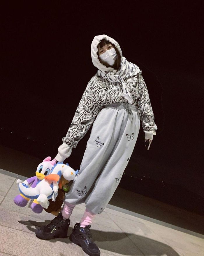 HyunA lại diện quần sweatpants theo phong cách trái ngược với Jennie và Kim Do Yeon. Cô thể hiện gu thẩm mỹ độc đáo của mình bằng cách quàng áo len có họa tiết ngựa vằn trên vai. Ngoài ra, ca sĩ sinh năm 1992 sử dụng mẫu quần họa tiết con bướm nhằm tạo điểm nhấn, giúp trang phục bớt nhàm chán. Ảnh: @hyunah_aa.