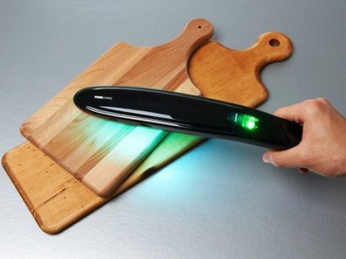 Thiết bị khử trùng bằng tia cực tím, Kitchen Sanitizing Wand, là một công cụ hoàn hảo dành cho nhà bếp. Nó có khả năng tiêu diệt đến 99% vi khuẩn bám trên bề mặt đồ dùng nhà bếp. Thiết bị có thể khử trùng vi khuẩn trên hầu hết các chất liệu như gỗ, kim loại, nhựa, sứ,…