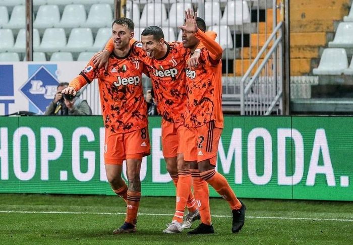 Juventus đè bẹp đội chủ nhà
