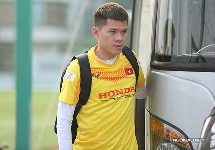 Trung vệ Dương Thanh Hào để "mái bằng" và nhuộm màu nâu.